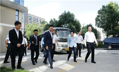 中央网信办副主任杨小伟，福建省委常委宣传部长邢善萍一行调研万康
